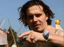 Brooklyn Beckham nhảy múa bên bạn gái tại lễ hội âm nhạc