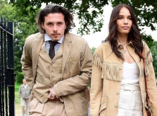 Brooklyn Beckham hay diện đồ như ông chú, đi giày bẩn xuống phố
