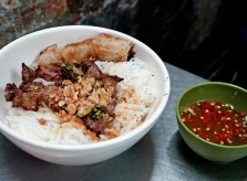 Quán bún thịt nướng hơn nửa thế kỷ dưới gầm chung cư Sài Gòn