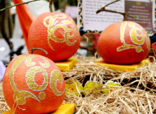 Bưởi đỏ tiến vua vẽ thư pháp giá cả triệu đồng