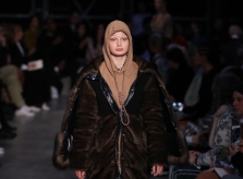 Burberry xin lỗi vì mẫu thiết kế gây liên tưởng đến hành vi tự tử