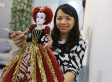 Quán cà phê Sài Gòn bày bộ búp bê trị giá một tỷ đồng