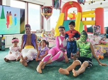 Cả nhà C. Ronaldo hóa trang mừng sinh nhật cặp song sinh
