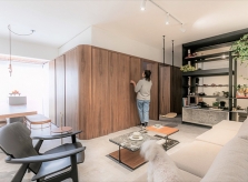 Căn hộ giấu kín bếp và phòng khách sau hệ cửa gỗ
