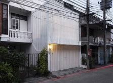 Căn nhà hình ống tăm tối bỗng lột xác nhờ thiết kế đơn giản hiện đại