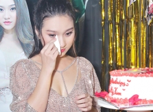 Cao Mỹ Kim khóc khi được chúc sớm có người yêu mới