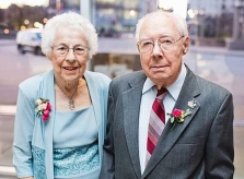 Cặp vợ chồng 73 năm nắm tay nhau qua đời sau khi nhiễm nCov