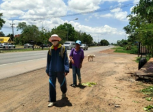 Cặp vợ chồng đi bộ 300 km về thăm mẹ