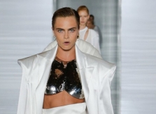 Cara Dalevingne diện áo ngực kim loại mở màn show Balmain