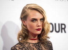 Ngôi sao 9X Cara Delevingne kể chuyện yêu cả nam và nữ
