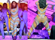 Nhảy quá sung, Cardi B bị rách trang phục, lộ vòng ba phản cảm