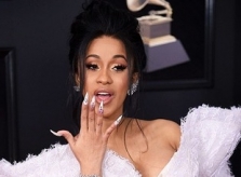 Cardi B 'cầu cứu' fan cách trị mụn cấp tốc