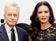 Catherine Zeta-Jones vẫn tin chồng sau cáo buộc lạm dụng tình dục