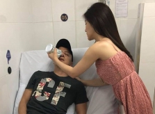 Hương Tràm vào viện chăm Cao Thái Sơn sau đêm cấp cứu “chết đi sống lại”