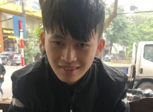 Chàng trai đứng dưới mưa đợi trả ví cho người mất