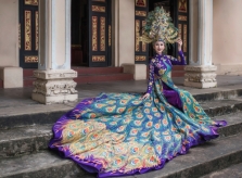 Chi Nguyễn mặc áo dài khổng tước nặng 20 kg thi Miss Asia World