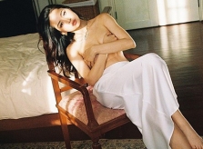 Ảnh sao 27/5: Chi Pu bán nude