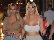 Sao truyền hình Anh quốc mặc như không phản cảm đi chơi tối giữa dịch bệnh