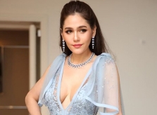 Biểu tượng gợi cảm Thái Lan: Tuổi U40 và hai con vẫn cuốn hút