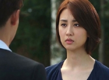 Lý do khiến người vợ trẻ cay đắng chấp nhận nhìn chồng cặp kè với người tình hơn tuổi
