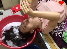 Chồng giúp vợ gội đầu ở nhà mùa dịch