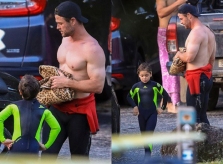 Chris Hemsworth khoe cơ bắp khi dạy con lướt sóng