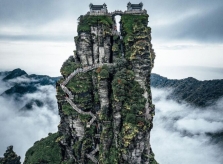Du khách leo 8.000 bậc thang vãng cảnh chùa