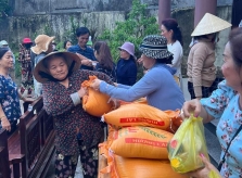 Tặng 200 phần quà trong lễ Vu Lan tại Chùa Phước Long