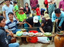 Nếm thử món chuột đồng nướng ống tre 