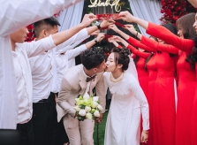 Chú rể Văn Đức khóa môi vợ trong lễ ăn hỏi