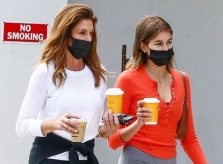Cindy Crawford và con gái giản dị trên phố