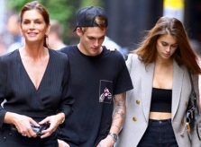 Mẹ con siêu mẫu Cindy Crawford dạo phố như sải bước trên sàn diễn
