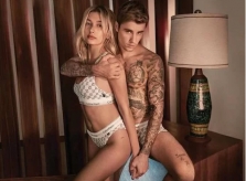 Vợ chồng Justin Bieber chụp ảnh nội y