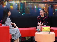 Cô bé 12 tuổi bật khóc 'tố' mẹ thiên vị anh trai