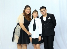 Cô bé 13 tuổi thương mẹ phải chạy show, ít ở bên con