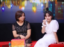 Cô bé 13 tuổi cô đơn vì ba mẹ bận kiếm tiền