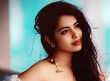 Diễn viên 'Cô dâu tám tuổi' chuộng mốt hở vai