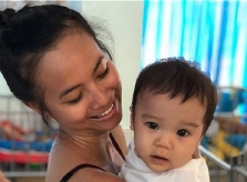 Cô gái gốc Việt đi tìm mẹ sau 25 năm bị bỏ trên cầu Sài Gòn