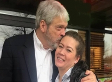 Cô gái lai Việt - Mỹ bất ngờ nhận ra thân phận thật vào ngày mất mẹ