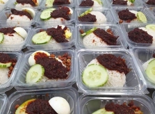 Cặp vợ chồng bán cơm ngon nức tiếng, kiếm 2,2 tỷ/tháng khiến ai cũng nể
