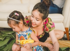 Con gái ba tuổi quấn quýt Hà Kiều Anh trong biệt thự 450 m2