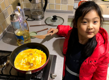 Hương Giang bày chiêu để con gái biết luộc rau, rán trứng từ 5 tuổi