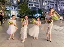 Ảnh sao 30/4: Con gái Mai Phương xinh tươi bên Ốc Thanh Vân