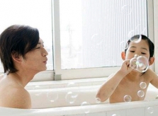 Con gái tắm chung với bố: Chuyện lạ của người Nhật