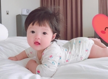 Hoa hậu Thu Thảo lần đầu chia sẻ ảnh con gái