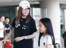 Con gái Triệu Vy hiếm hoi xuất hiện cùng mẹ