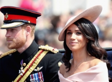 Công nương Meghan Markle buồn vì cha đẻ nói xấu Hoàng gia Anh