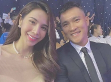 Công Vinh không dám ngắm người đẹp khi ngồi cạnh vợ