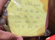 Con học xa, mẹ cẩn thận dán lời dặn trên những hộp đồ ăn