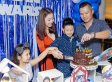 Con trai Jennifer Phạm mừng sinh nhật bên bố dượng